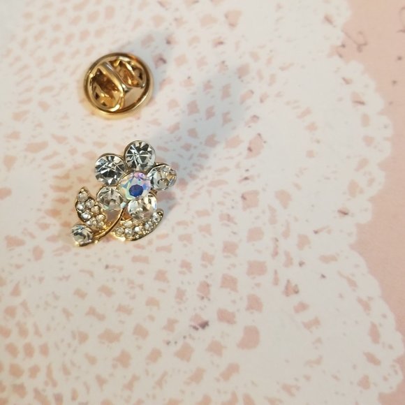 Tiny Daisy Crystal Flower Lapel Pin Brooch - Picture 2 of 5